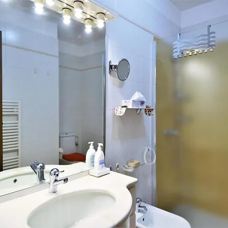 아파트 Spacious Apartment In Luino For 5 루이노