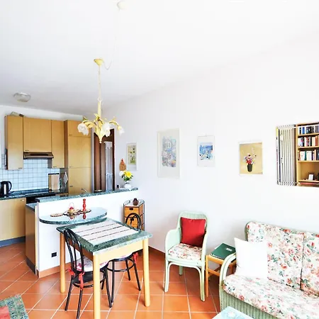 Spacious Apartment In Luino For 5 루이노